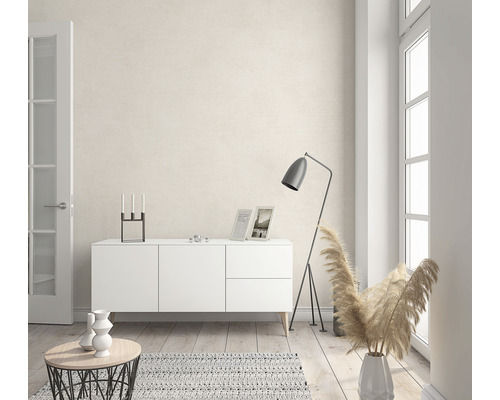 Living modern cu bufet, lampadar și elemente decorative