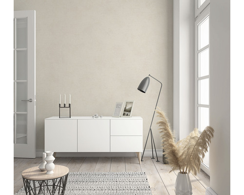 Cameră de zi cu mobilier alb, lampă de podea și decorațiuni