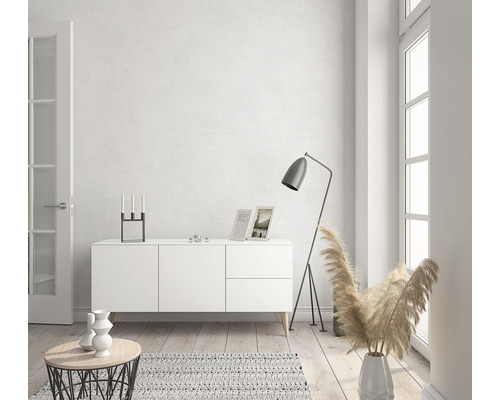 Cameră luminoasă cu comodă, lampadar și elemente decorative pentru o atmosferă prietenoasă