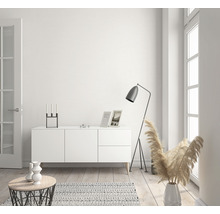 Living luminos cu comodă, lampadar și obiecte decorative