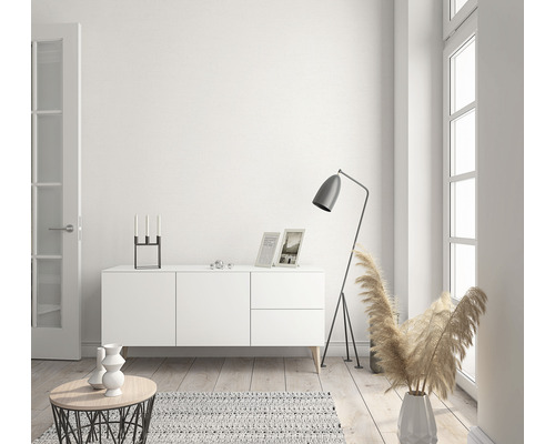 Living luminos cu comodă, lampadar și obiecte decorative