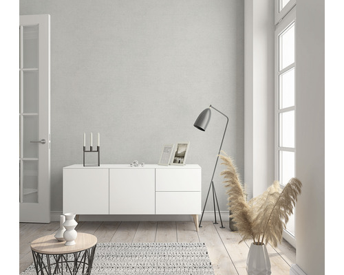 Sufragerie cu bufet alb, lampă de podea și decorațiuni