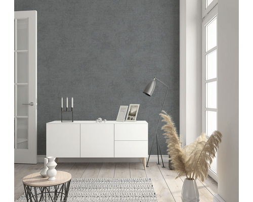 Cameră de zi cu perete gri, bufet alb, lampă și decor