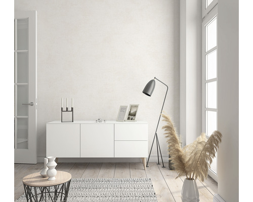 Spațiu de locuit luminos cu comodă, lampă de podea și decorațiuni