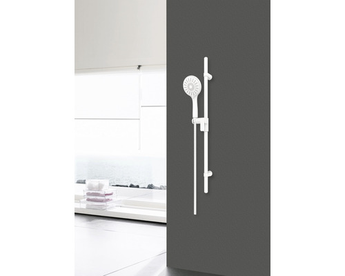 Set de duș cu bară de duș montată pe perete într-o baie luminoasă.