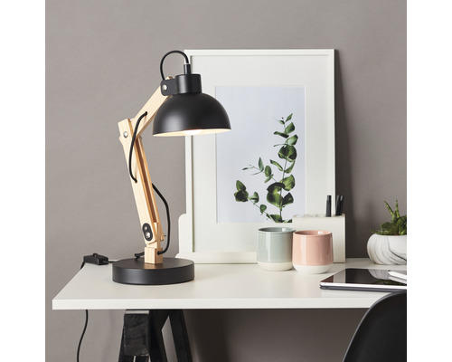 Lampă de birou din lemn și metal pe un birou