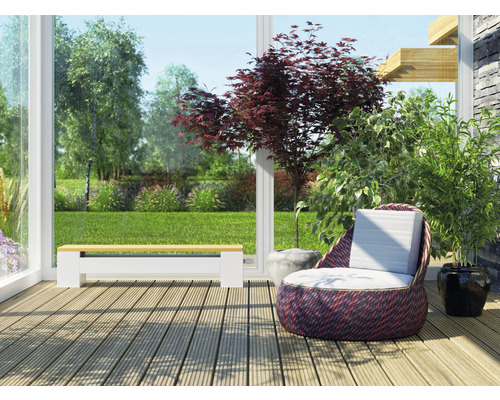 Terasa cu zonă de relaxare, bancă și plante