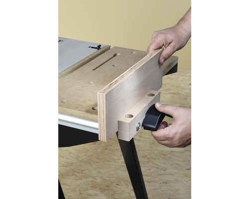 Banc de lucru cu opritor de piesă de lucru introdus