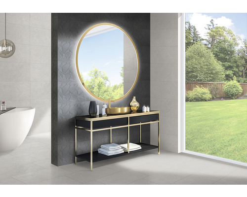 Baie cu oglindă, chiuvetă și faianță