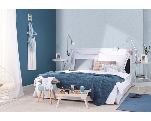 Dormitor modern cu pat, noptiere, textile și elemente decorative