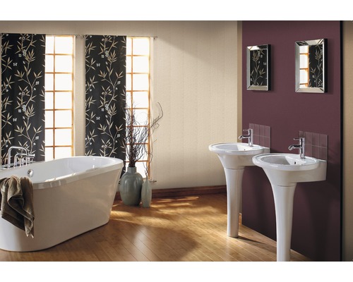 Baie cu cadă, două chiuvete pe piedestal și perdele cu model