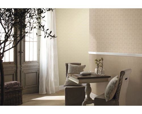 Zonă de luat masa confortabilă cu masă, scaune și tapet decorativ