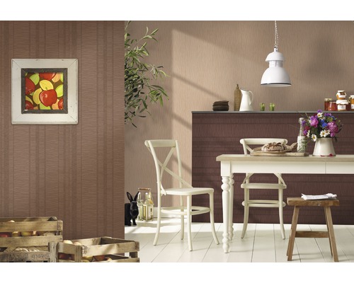 Sufragerie decorativă cu masă din lemn, scaune și pictură murală cu motive de mere