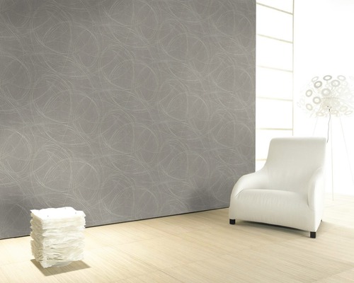 Cameră de zi cu tapet cu model, fotoliu și decorațiuni