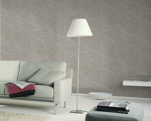 Living cu tapet gri de designer, lampadar, canapea și taburet