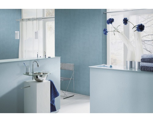 Baie modernă cu chiuvetă, prosoape și accente florale