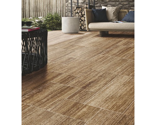 Terasa cu gresie cu aspect de lemn, mobilier de grădină și decorațiuni