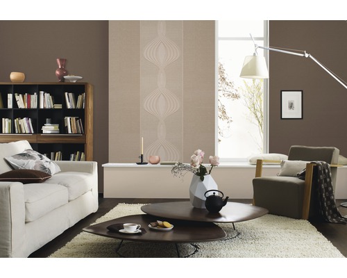 Cameră de zi cu canapea, fotoliu, bibliotecă și tapet cu model