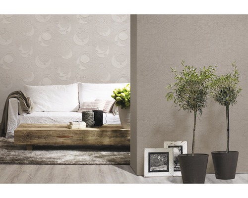 Living cu canapea, masă din lemn, plante de interior și tapet cu model