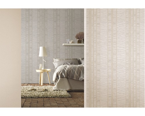 Dormitor cu tapet cu model, pat, noptieră și covor