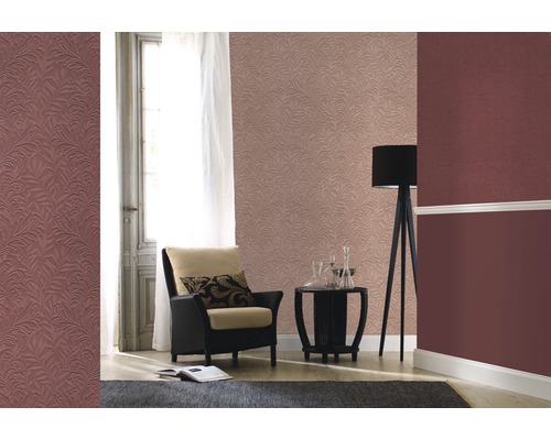 Living cu tapetă cu model floral, fotoliu și lampă de podea