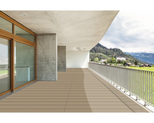 Terasa mare cu podea de lemn și balustradă