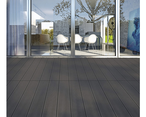 Decking compozit pe terasă cu zonă de relaxare