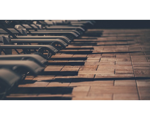 Șir de șezlonguri pe o terasă din lemn