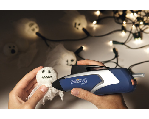 Pistol cu adeziv topit Steinel la crearea unui decor de fantomă de Halloween