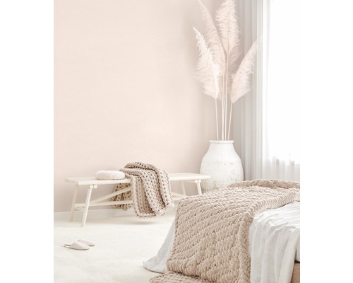 Dormitor luminos cu pat, bancă, pături, perne și iarbă de pampas într-o vază