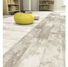 Interior cu panouri cu aspect de lemn