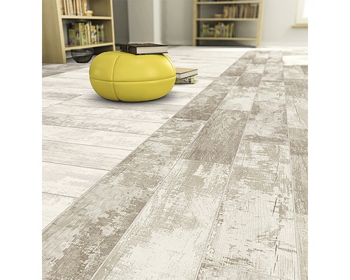 Interior cu panouri cu aspect de lemn