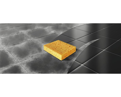 Burete galben pe gresie pentru curățare