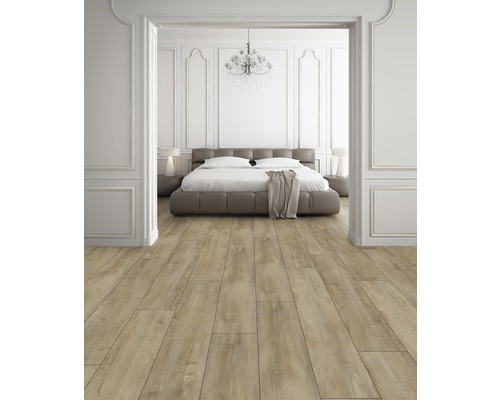 Dormitor luminos cu podea din lemn, pat și iluminat decorativ.