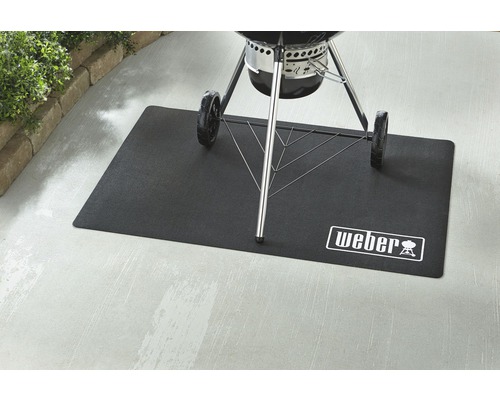 Covoraș de protecție Weber sub un grătar pe o terasă