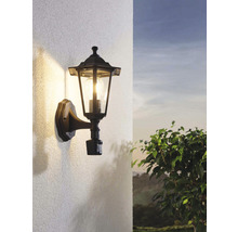 Lampa de perete pentru exterior în stil felinar pe un perete de casă
