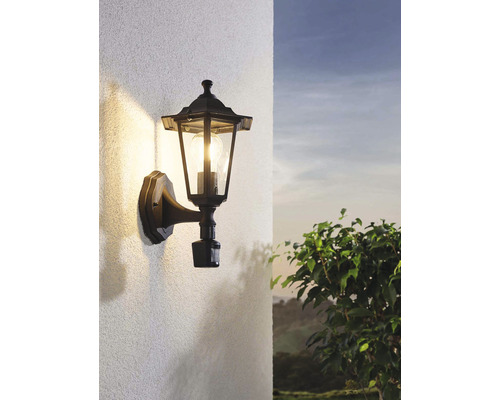 Lampa de perete pentru exterior în stil felinar pe un perete de casă