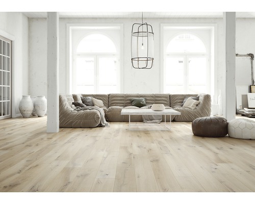 Living luminos cu podea din lemn, canapea, masă și decorațiuni