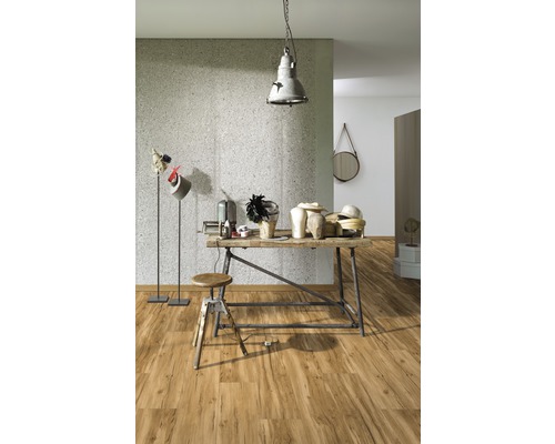 Cameră luminoasă cu podea din lemn, masă de lucru și iluminat