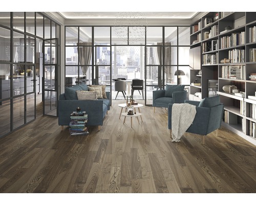 Living cu podea din lemn, canapea, fotolii și bibliotecă