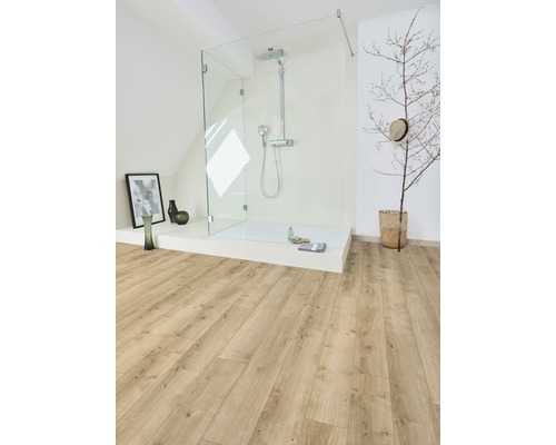 Baie luminoasă cu duș și podea din lemn