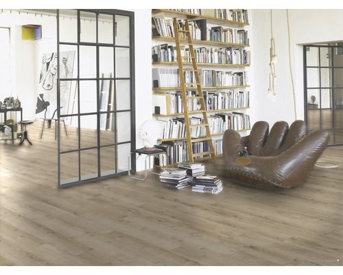 Cameră de zi luminoasă cu bibliotecă, scară, fotoliu în formă de mănușă și podea laminată