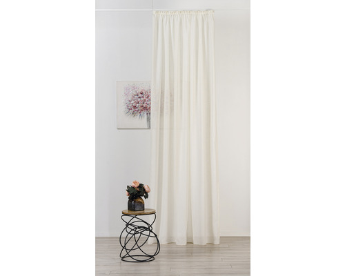 Perdea cu bandă de încrețire în fața unui perete