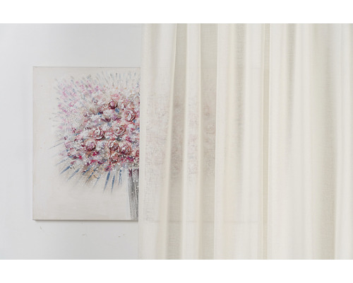 Cortină decorativă lângă o pictură cu flori pe perete