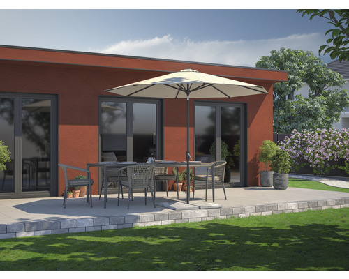 Scenă de terasă cu masă, scaune și umbrelă de soare în fața clădirii