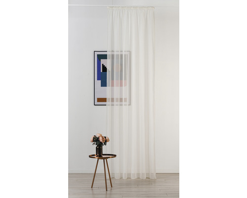 Scenă cu o draperie albă transparentă, o imagine abstractă și o măsuță cu flori