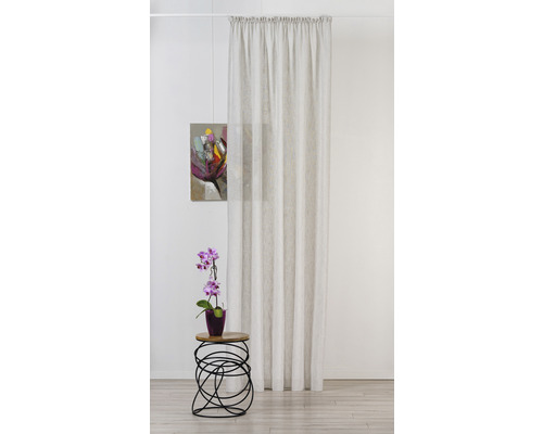 Cortină decorativă în cameră cu măsuță laterală și orhidee
