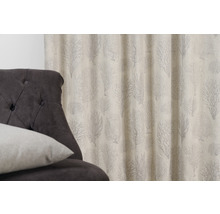 Cortină decorativă cu model lângă fotoliu tapițat