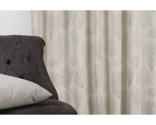 Cortină decorativă cu model lângă fotoliu tapițat