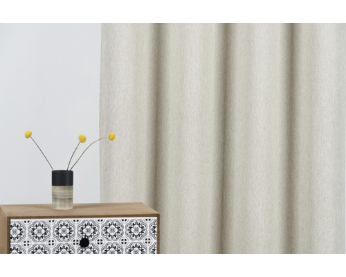 Cortină decorativă lângă un dulap cu o vază de flori